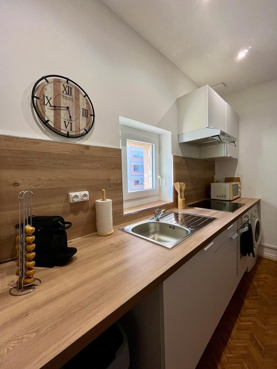 Coffee/tea facilities, heating, stove, washing machine, kitchen