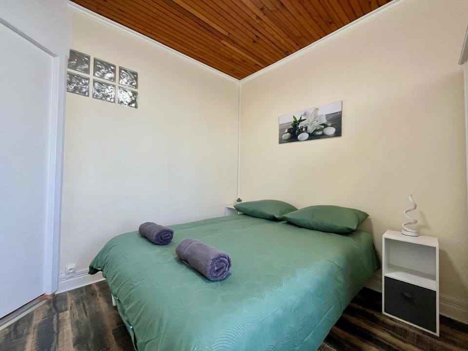 Bed, Photo of the whole room, Bedroom, heating, towels