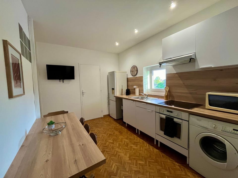 TV and multimedia, Coffee/tea facilities, microwave, oven, stove, washing machine, kitchen