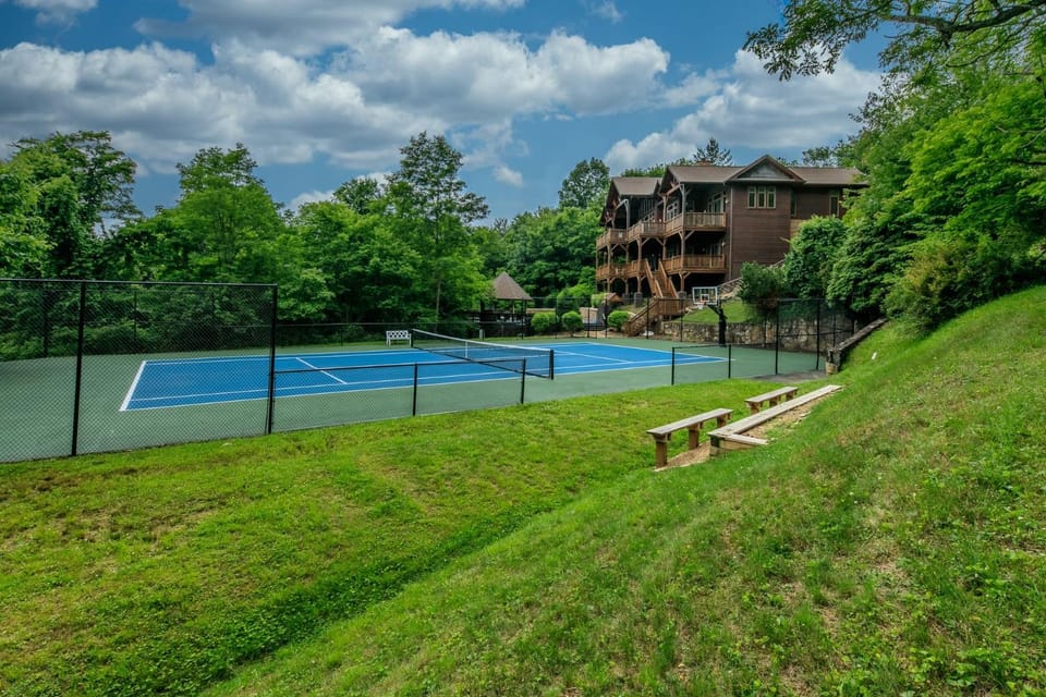 Banner Crest - MOUNTAIN LUXURY Views hot tub Private Pool and Tennis Courts Game Room House in Banner Elk