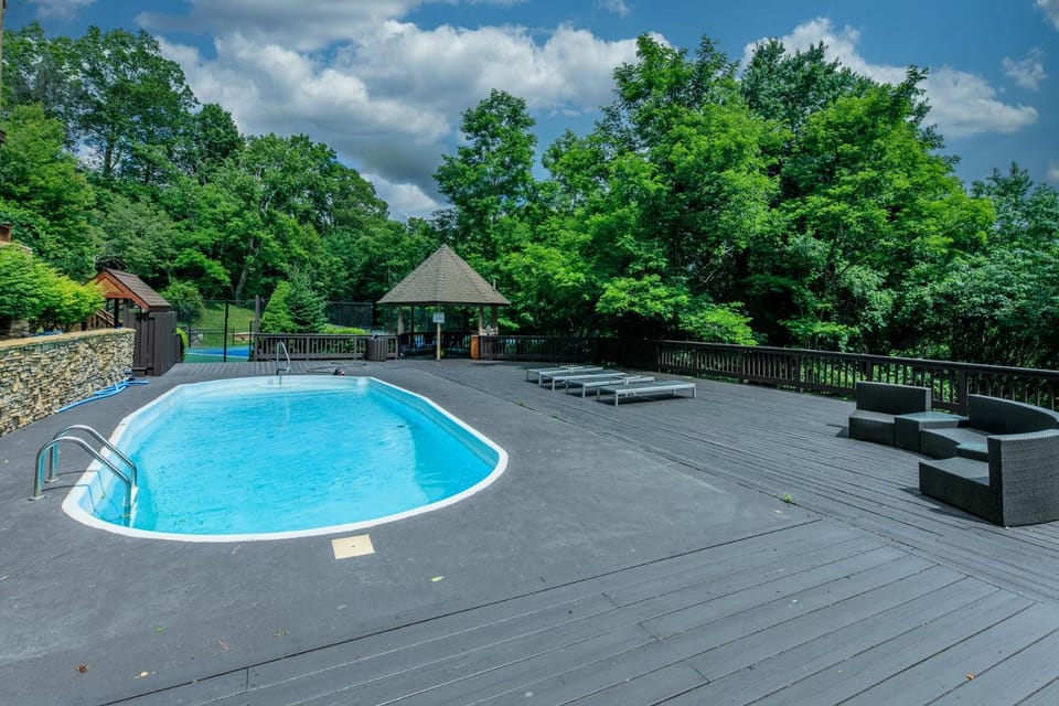 Banner Crest - MOUNTAIN LUXURY Views hot tub Private Pool and Tennis Courts Game Room House in Banner Elk