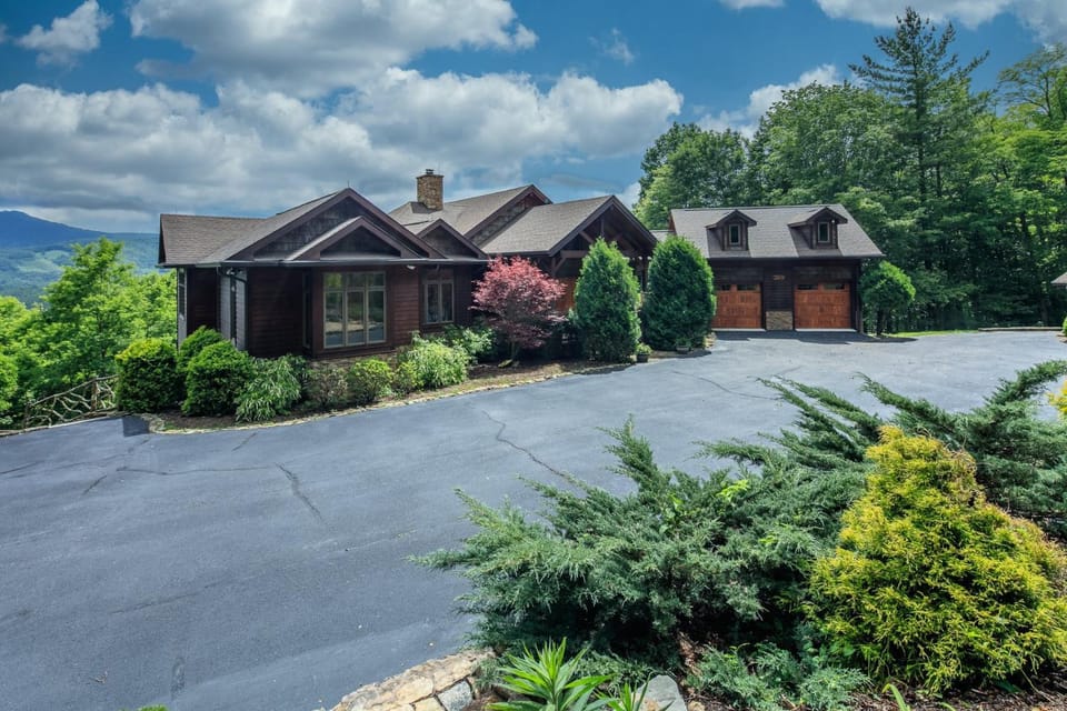 Banner Crest - MOUNTAIN LUXURY Views hot tub Private Pool and Tennis Courts Game Room House in Banner Elk