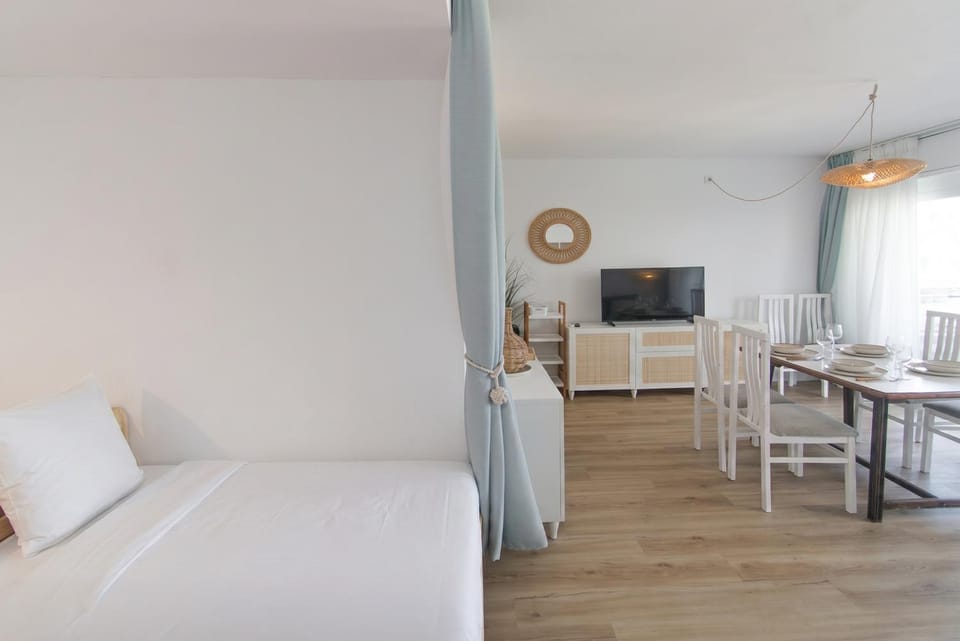 Bed, Living room, Dining area