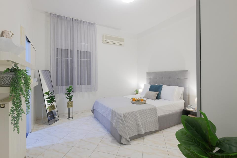 Bed, Photo of the whole room, Seating area, Bedroom, towels, air conditioner