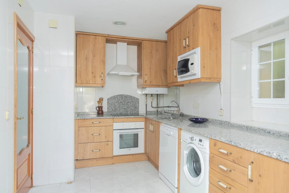 Kitchen or kitchenette, minibar
