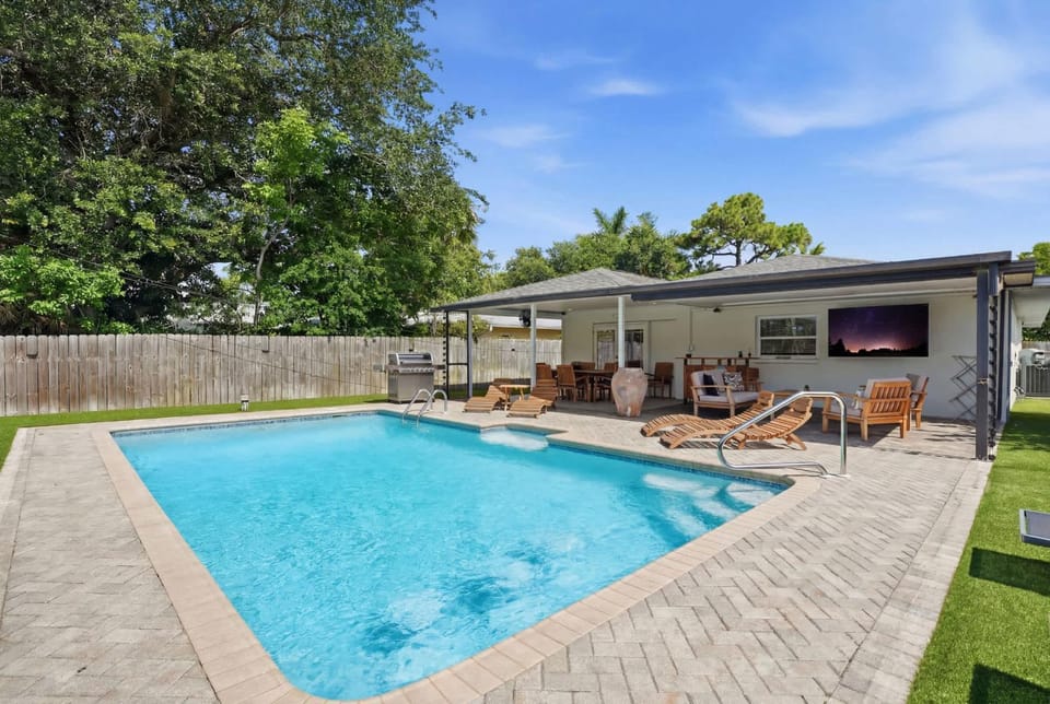 The Full Florida Experience -Pool Bikes and Beach House in Naples Park