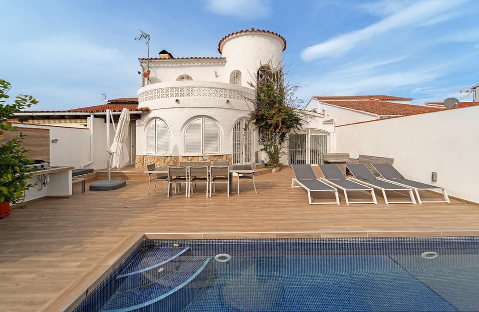 Property building, Swimming pool, sunbed