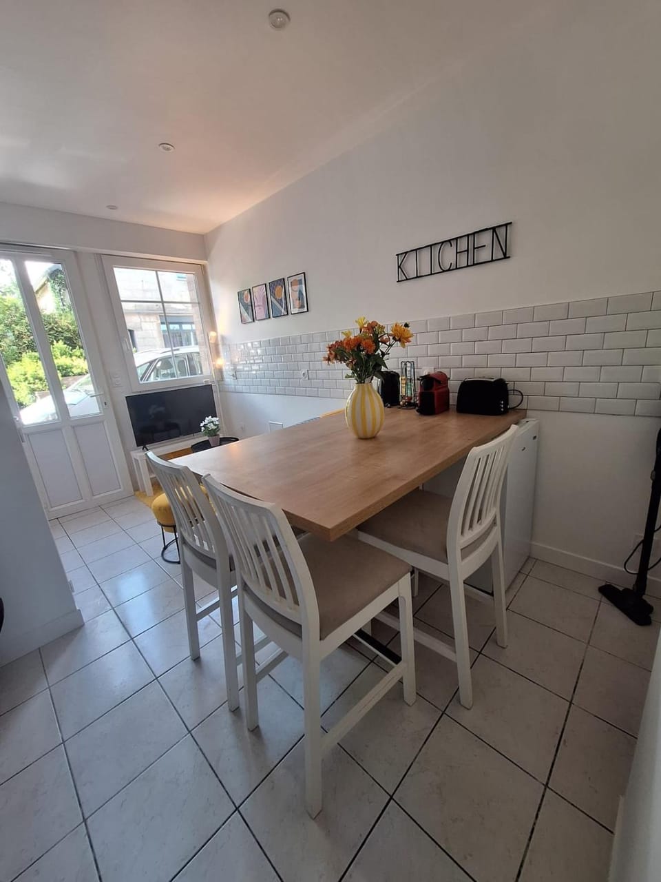TV and multimedia, Seating area, Dining area
