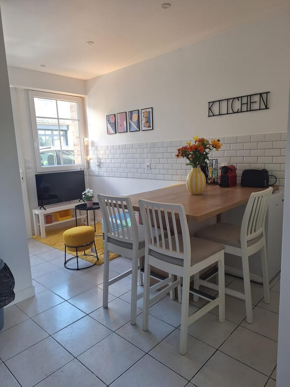 TV and multimedia, Coffee/tea facilities, Seating area, Dining area