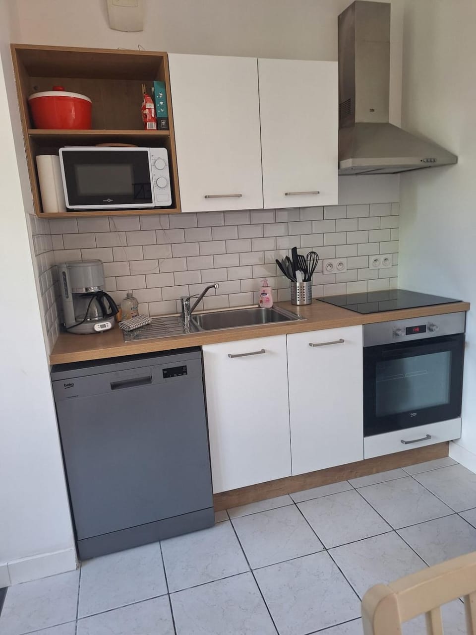 Coffee/tea facilities, dishwasher, microwave, oven, kitchen
