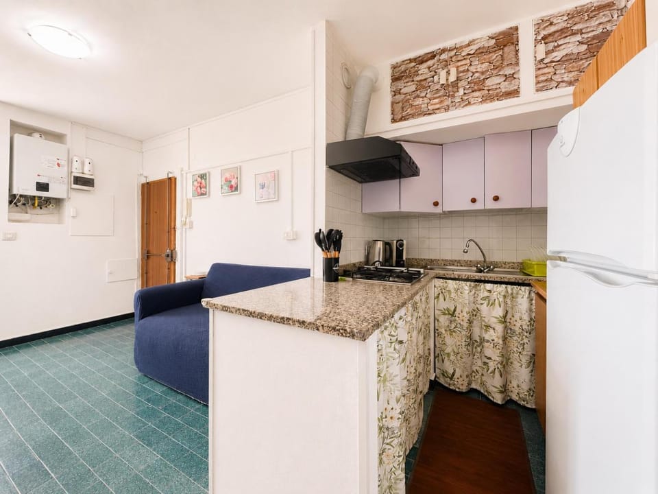 Kitchen or kitchenette, Dining area, stove