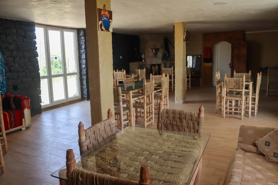 Restaurant/places to eat, Living room, Banquet/Function facilities, Seating area, Dining area
