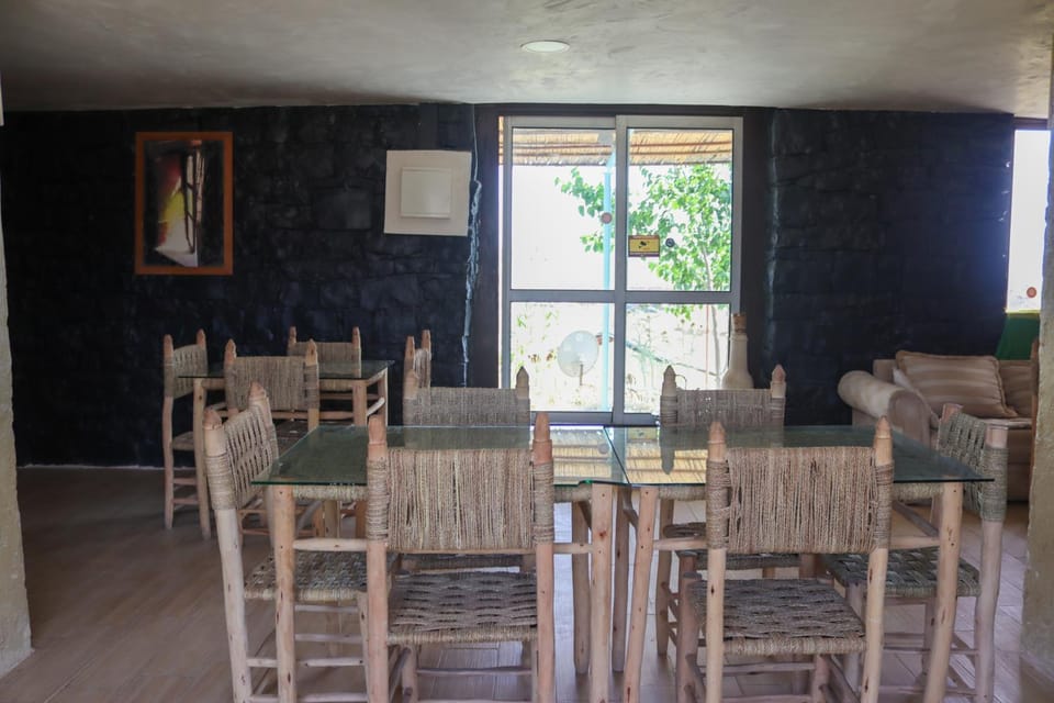 Restaurant/places to eat, Living room, Banquet/Function facilities, Seating area, Dining area