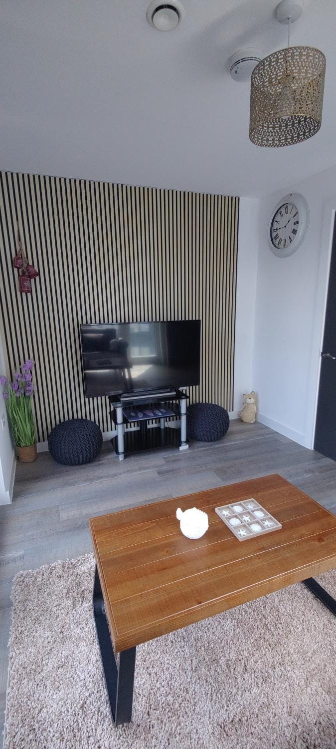 Bee Kinetic - Modern Penthouse Duplex WiFi Netflix with Paid Parking Apartment in Stretford
