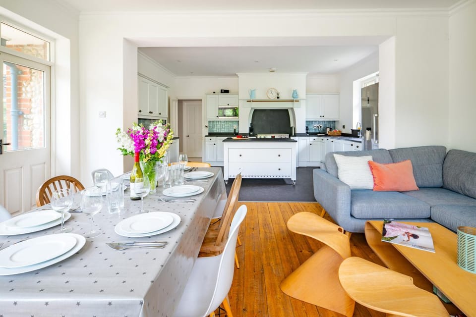 Swift Host - Blakeney - Sleeps 12 - Pet Friendly - Garden House in Blakeney