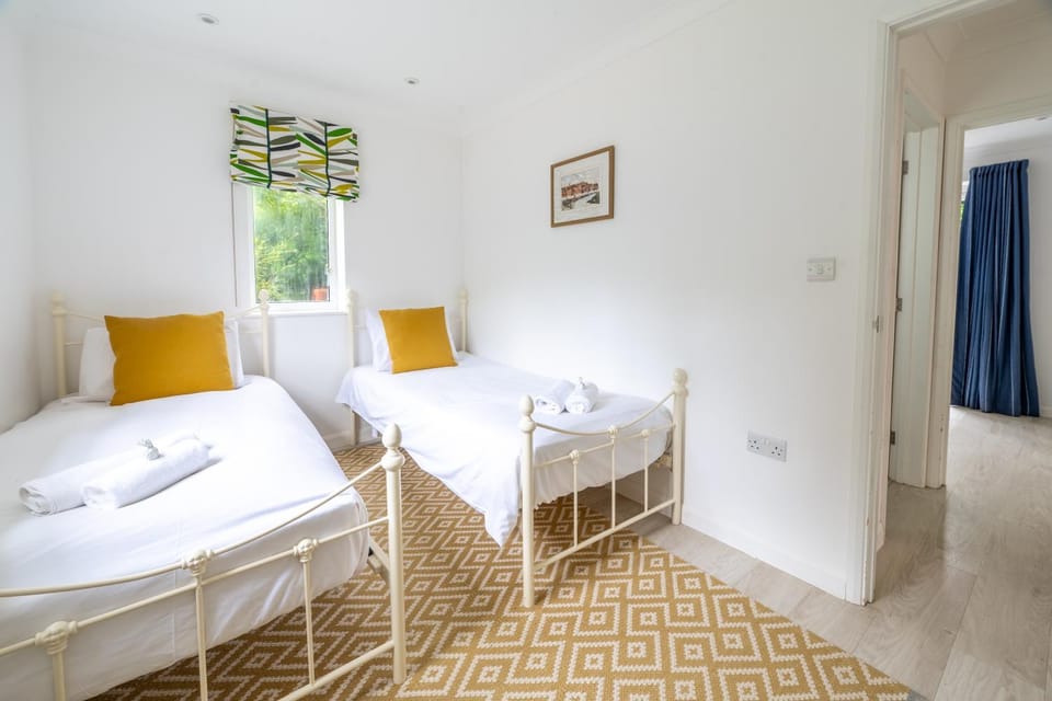 Swift Host - Blakeney - Sleeps 12 - Pet Friendly - Garden House in Blakeney