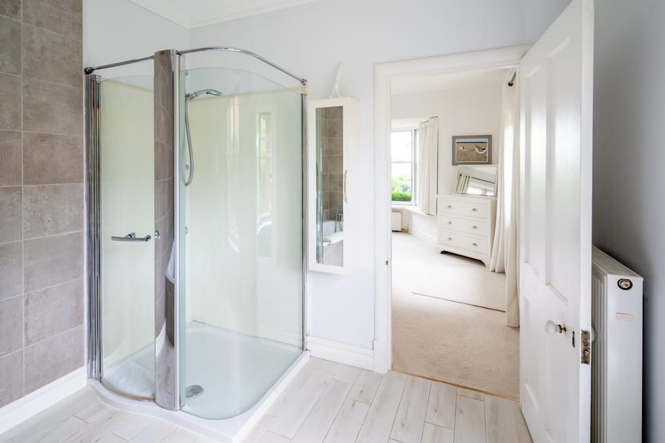 Swift Host - Blakeney - Sleeps 12 - Pet Friendly - Garden House in Blakeney