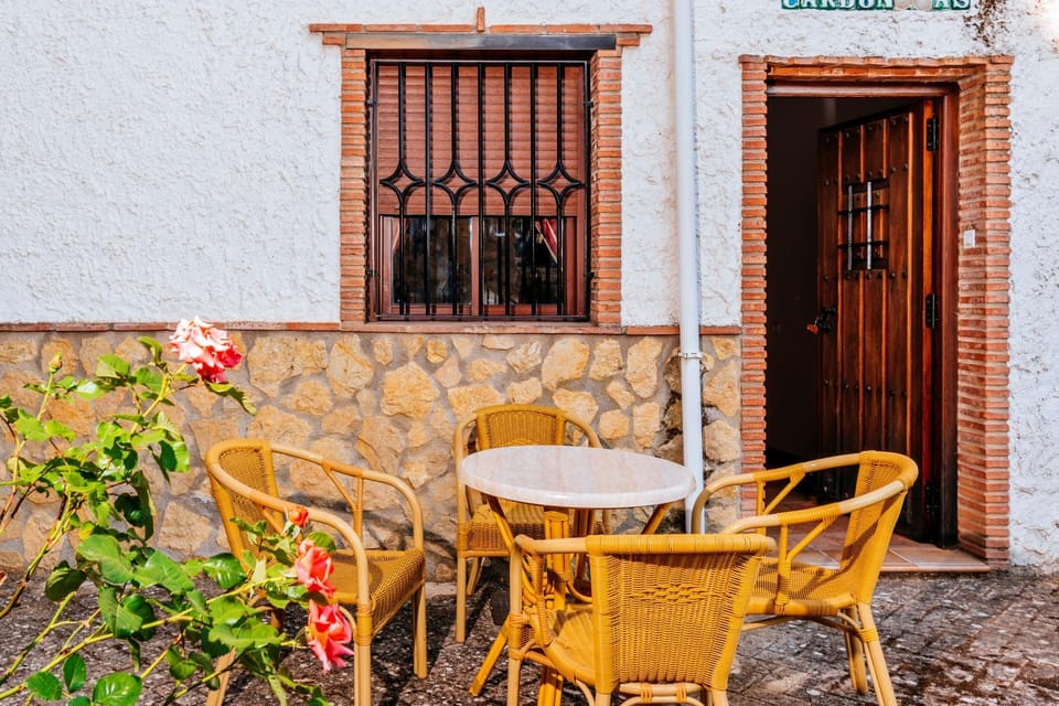 Property building, Day, Balcony/Terrace