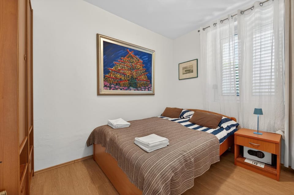 Bed, Bedroom, safe, towels