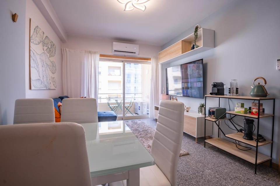 TV and multimedia, Coffee/tea facilities, Living room, Seating area, Dining area, air conditioner
