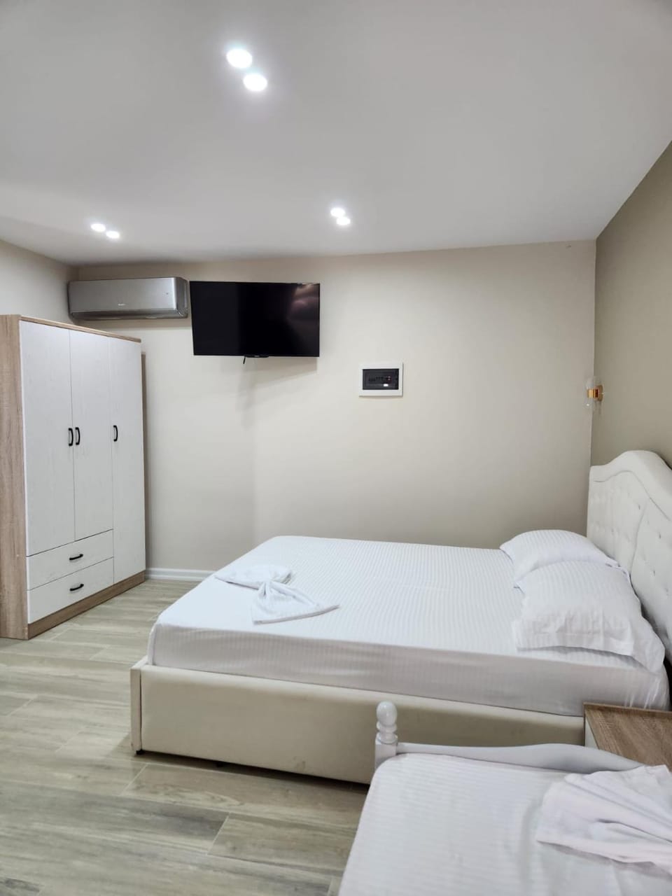 Bed, TV and multimedia, Bedroom, wardrobe, air conditioner