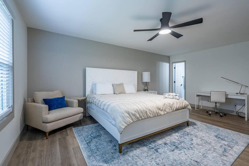 Modern Home • Near Downtown Woodstock • King Bed House in Woodstock