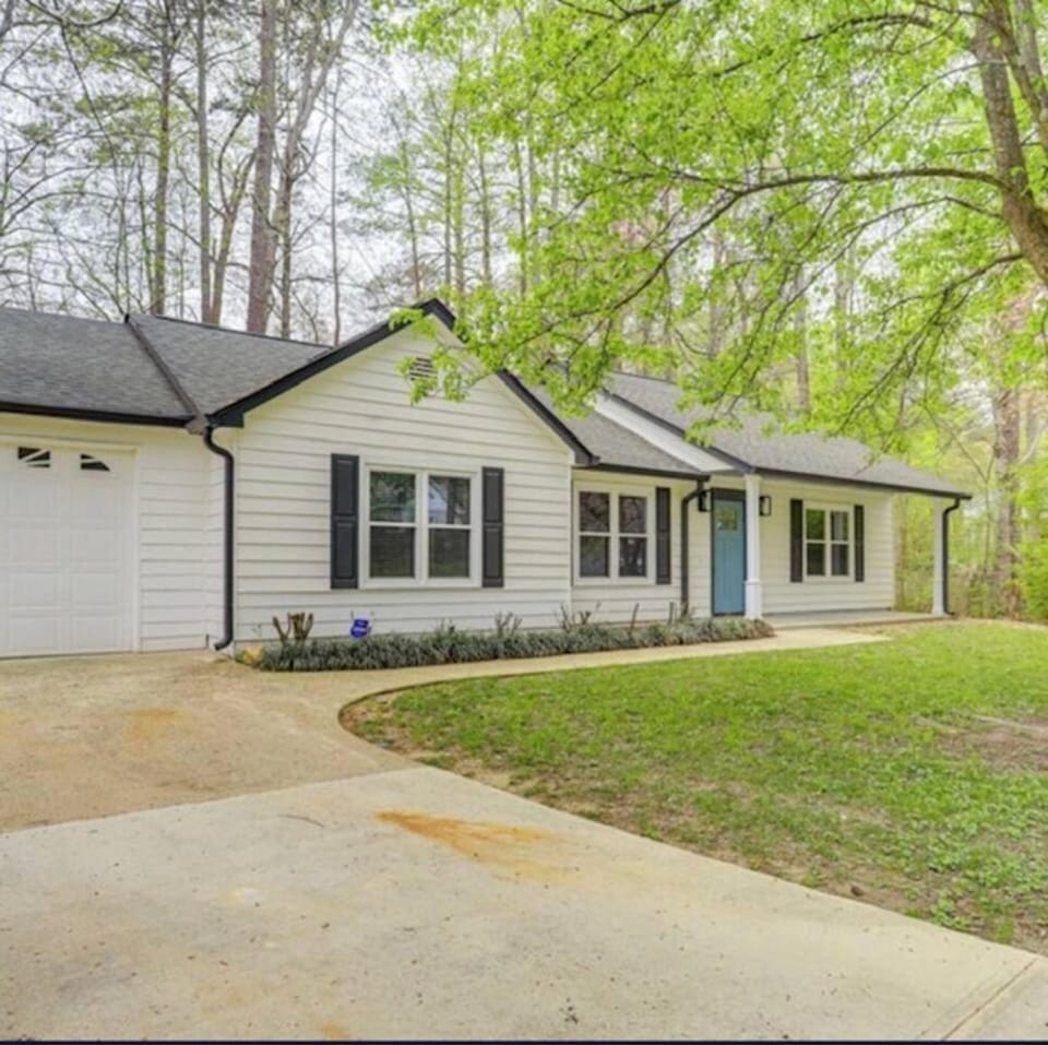 Modern Home • Near Downtown Woodstock • King Bed House in Woodstock