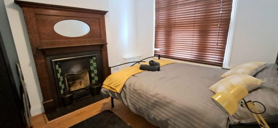 4 Bed Kettering House Near Hospital and Town Centre Adults Only House in Kettering