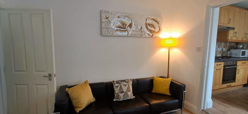 4 Bed Kettering House Near Hospital and Town Centre Adults Only House in Kettering