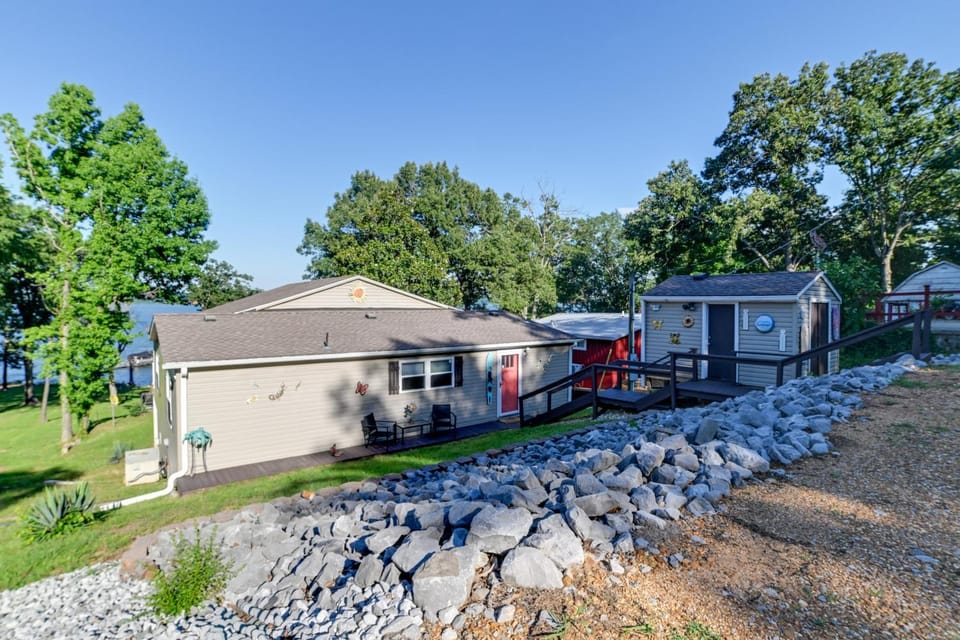 Private Dock w/ Boat Lift! Kentucky Lake Escape House in Lake Barkley
