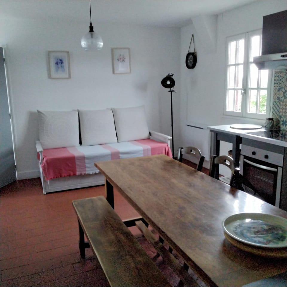 Kitchen or kitchenette, Dining area, stove