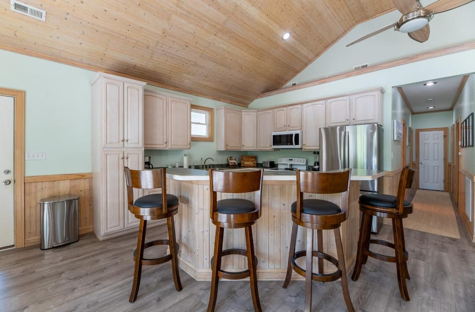 The Shore Bird - 4x4 Beach, Pool Table, Ping Pong, Pets OK, YR Flex Stays House in Carova Beach