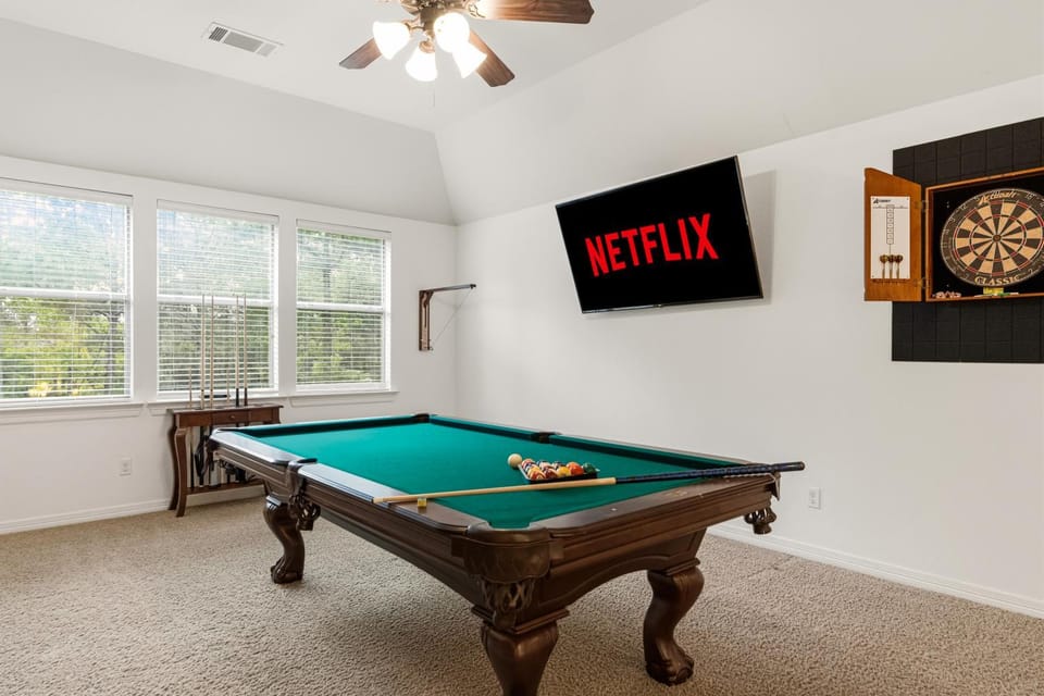 World Cup Family HQ Pool Theater Games Sleeps 12 people House in Conroe