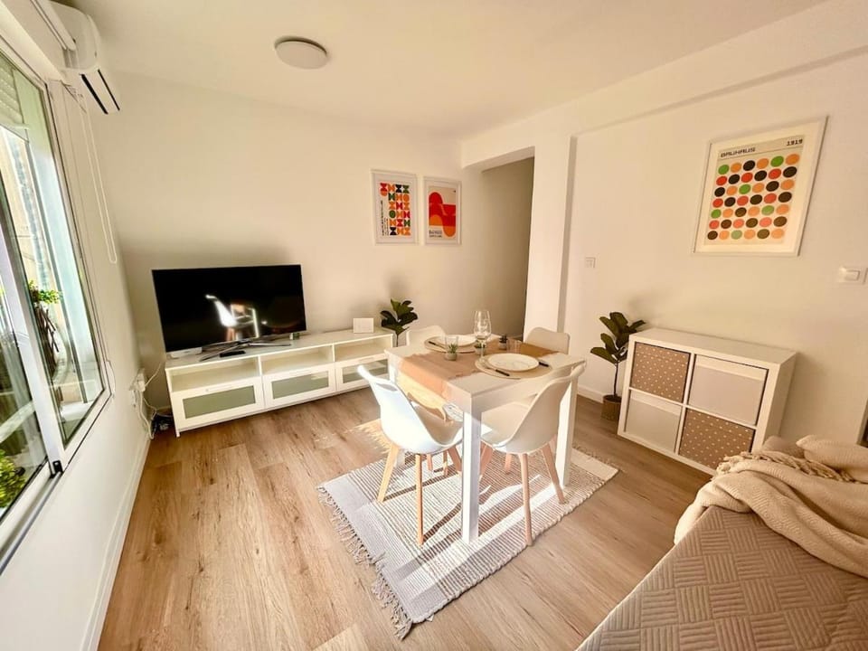 Communal lounge/ TV room, TV and multimedia, Dining area