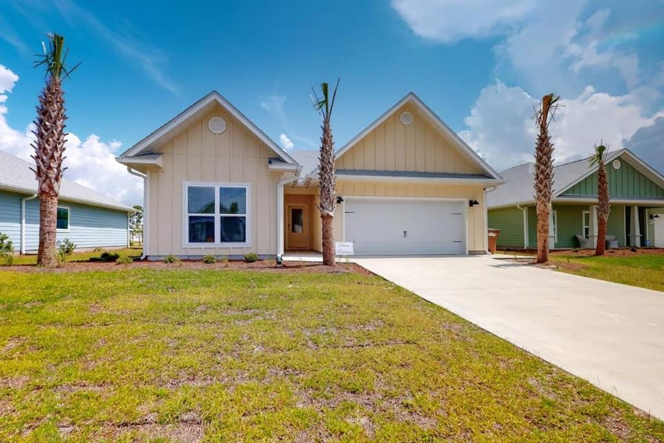 Lovely coastal home with pool access fast WiFi screened patio & great location House in Florida