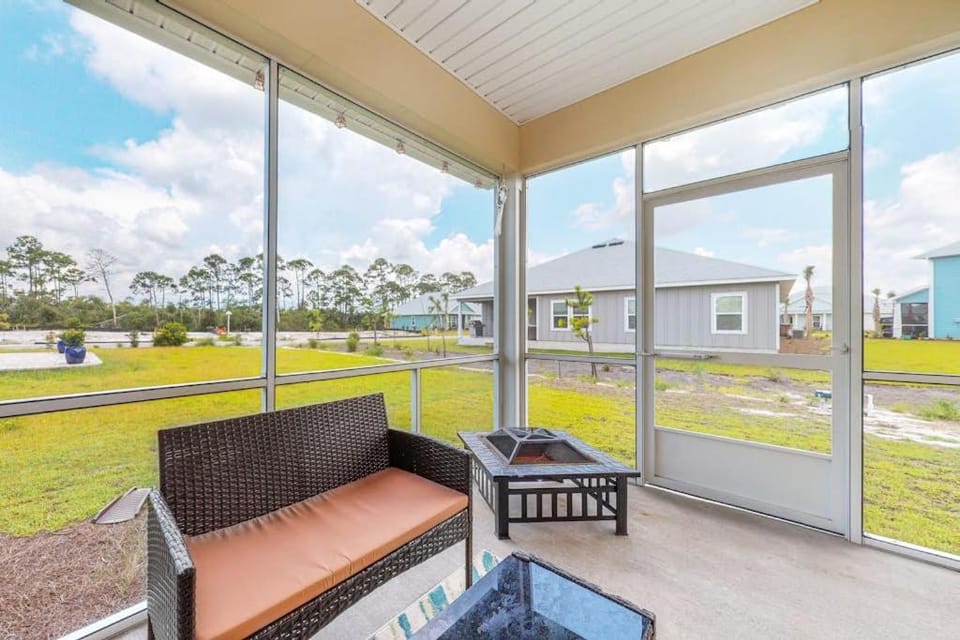 Lovely coastal home with pool access fast WiFi screened patio & great location House in Florida