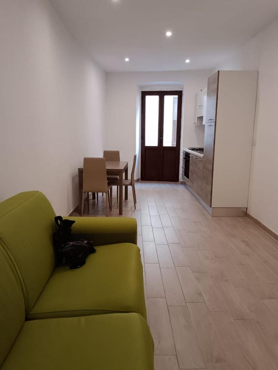 Kitchen or kitchenette, Living room, Seating area, Dining area