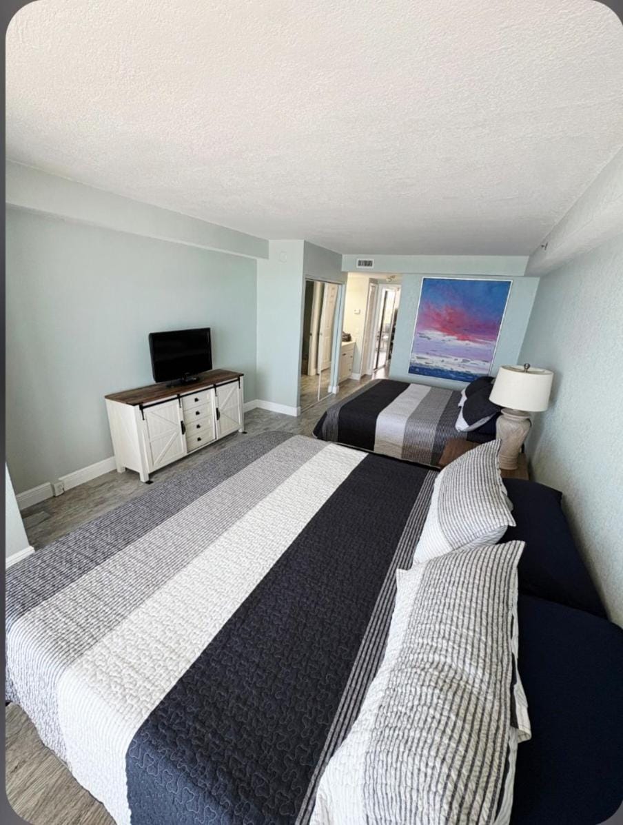 Bed, TV and multimedia, Bedroom, Family