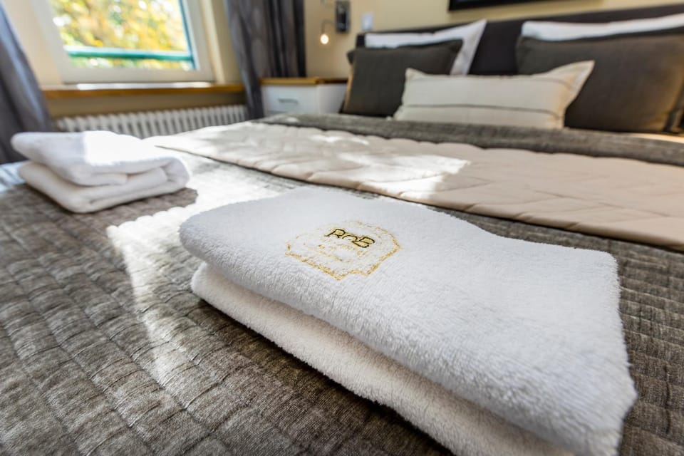 Bedroom, towels