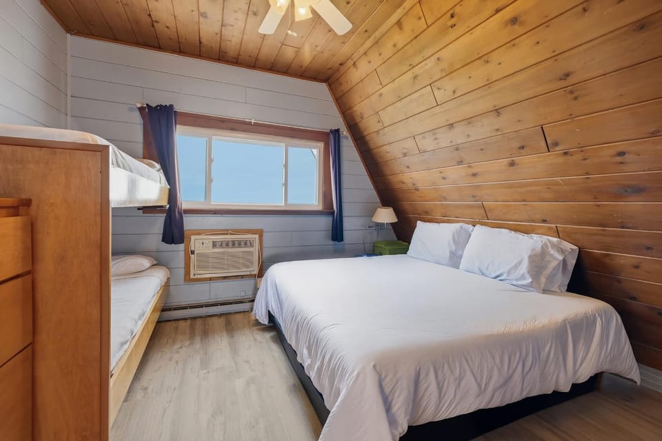 Chalet #8 3BR Lakefront with Resort Amenities Chalet in Lincoln Township