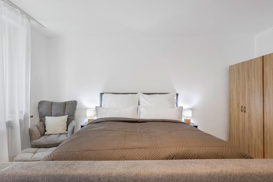 Bed, Seating area, wardrobe