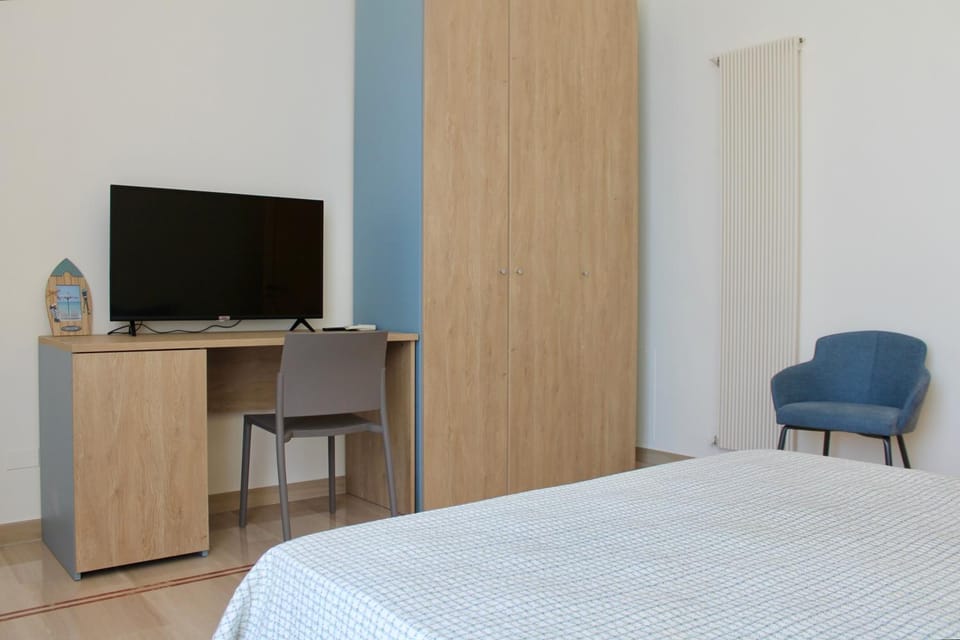 Bed, TV and multimedia, Photo of the whole room, Evening entertainment, Bedroom, wardrobe
