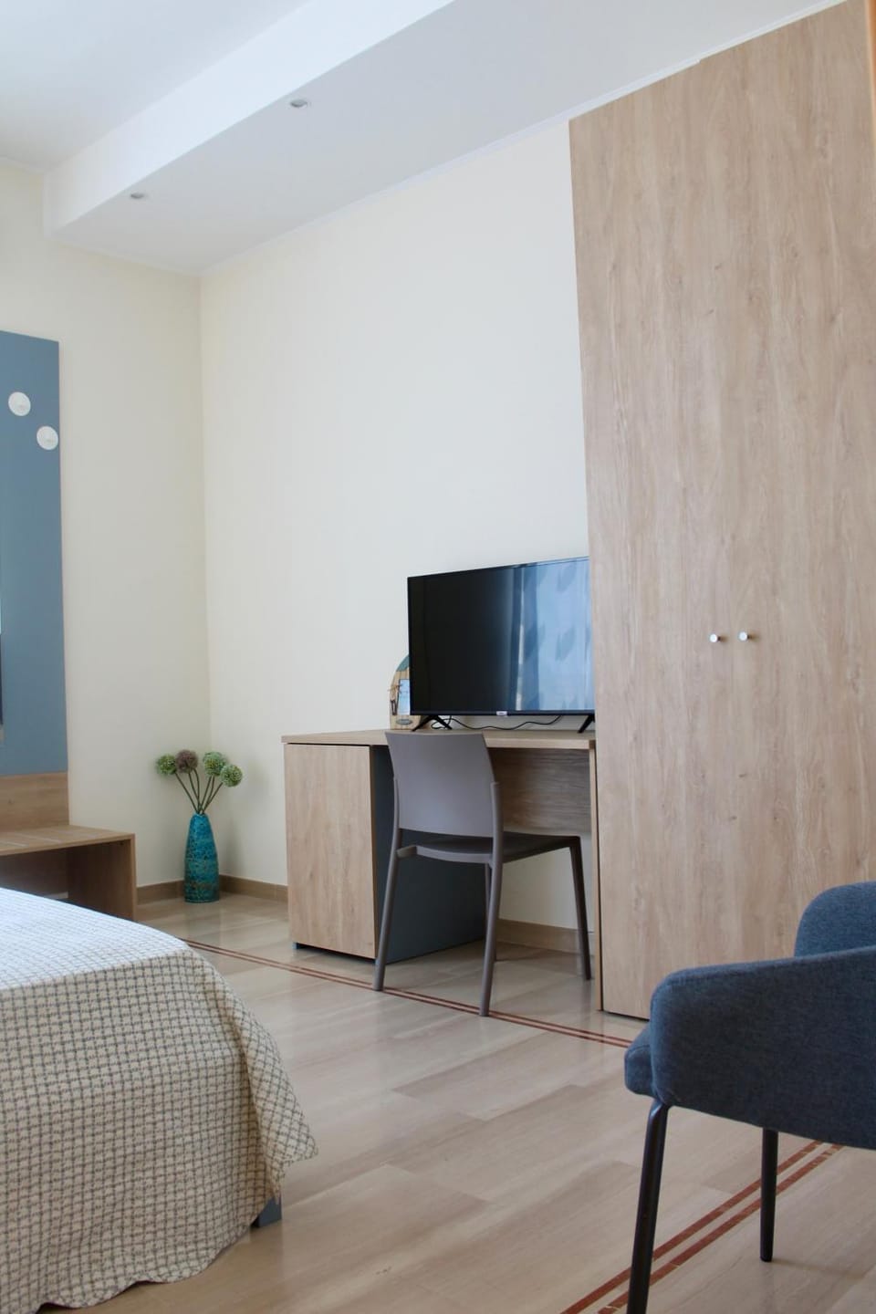 Bed, TV and multimedia, Photo of the whole room, Evening entertainment, Bedroom, wardrobe