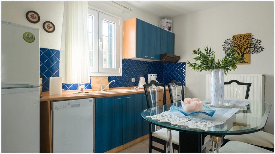 Dining area, kitchen