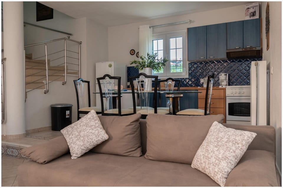 Seating area, Dining area, kitchen