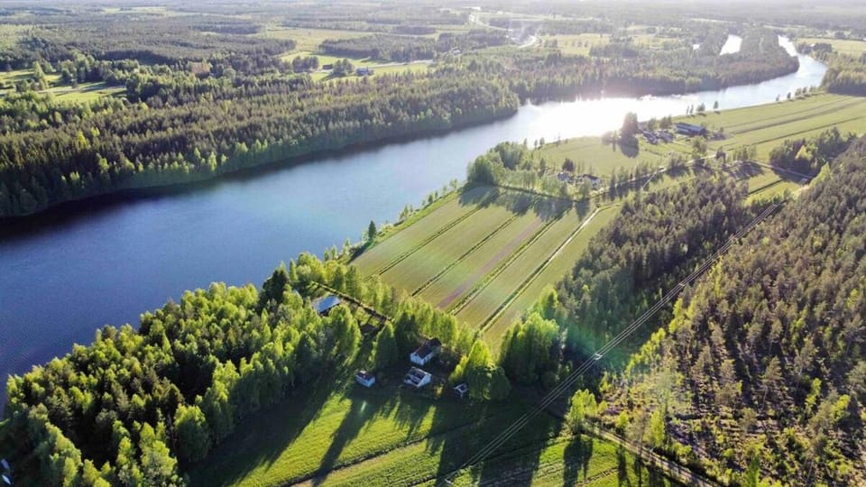 An idyllic little summer cottage in the middle of the nature with Hot tub House in Finland