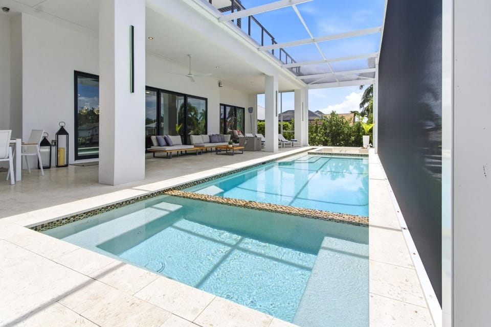 Luxury Gulf Access Villa with Pool, Spa & Waterfront Fun Escape - Villa Metropolis - Roelens House in Sanibel Island