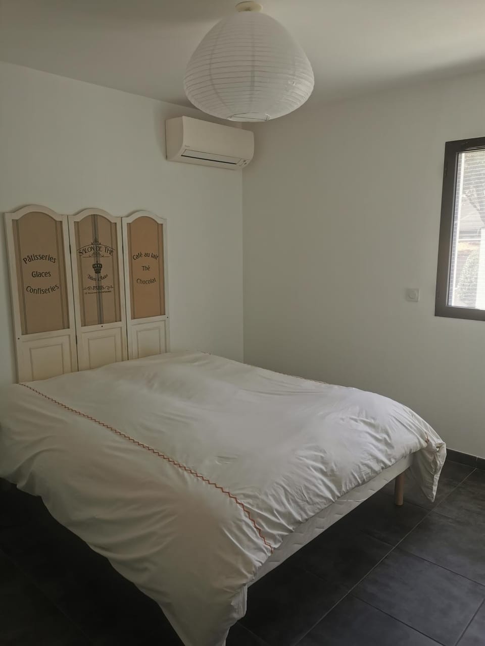 Bed, Photo of the whole room, wardrobe, air conditioner