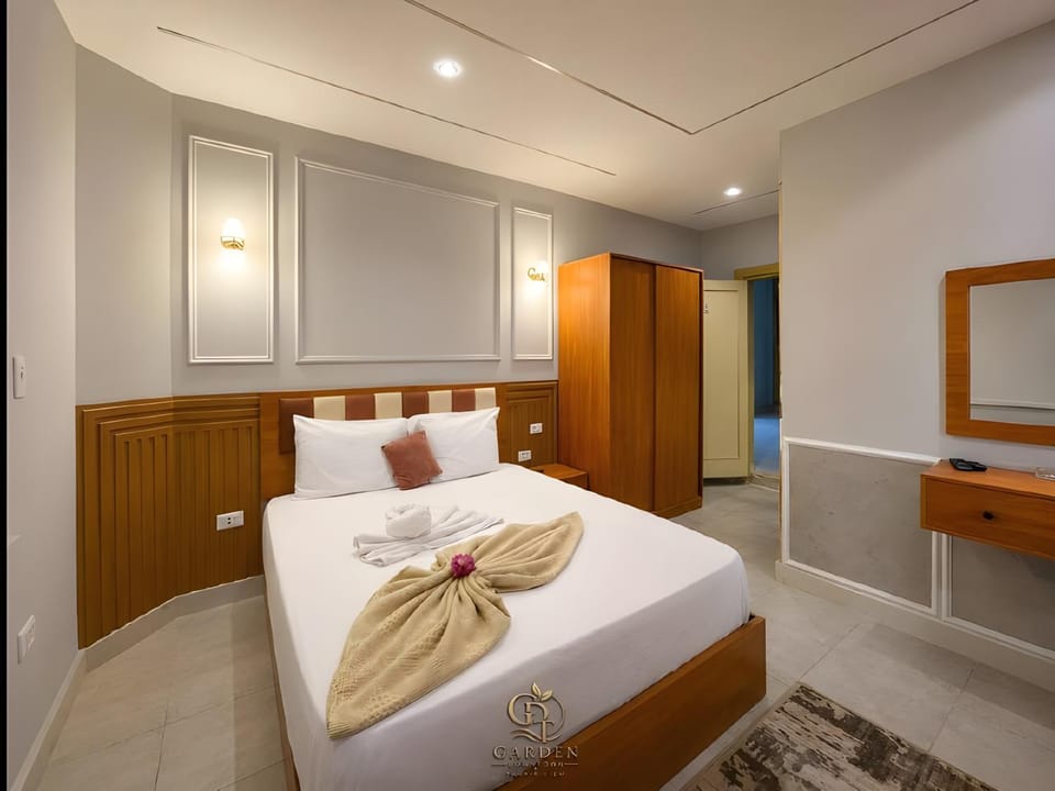 Photo of the whole room, Bedroom, wardrobe