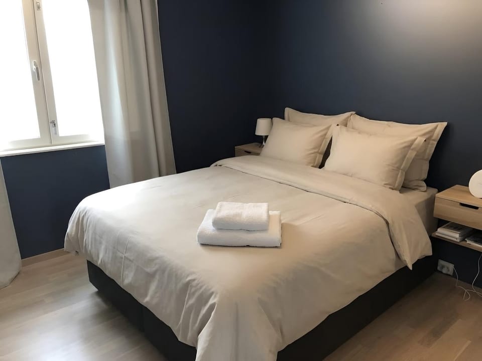 Bed, Bedroom, towels